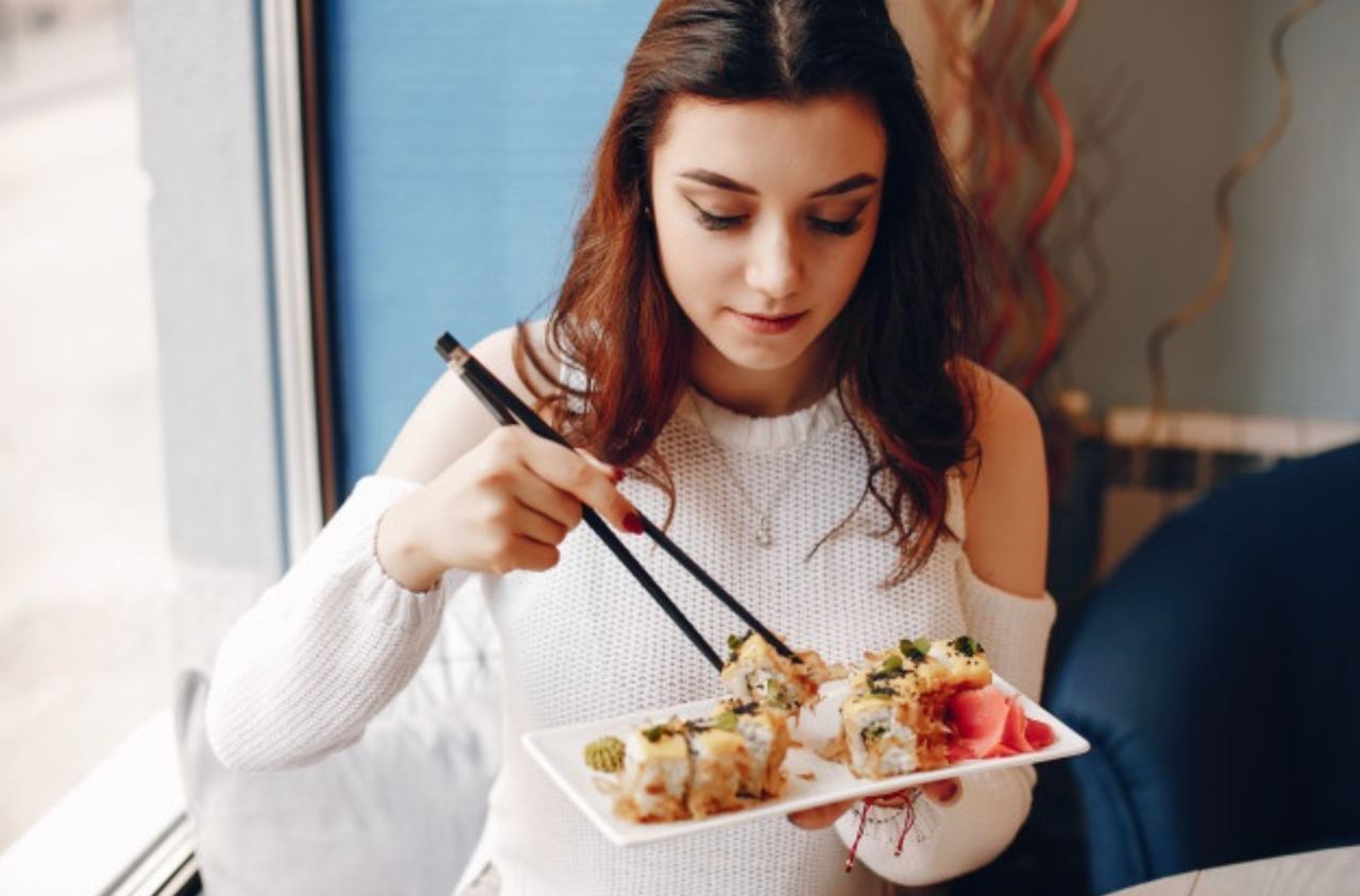 Девушка объелась суши и загремела в больницу — рассказываем, почему