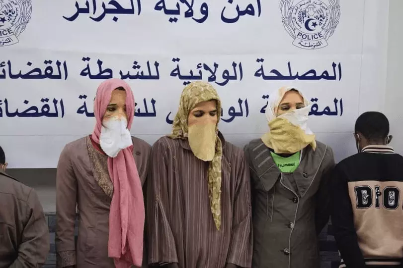 В Алжире замаскированные под женщин мужчины пытались провезти в желудке наркотики