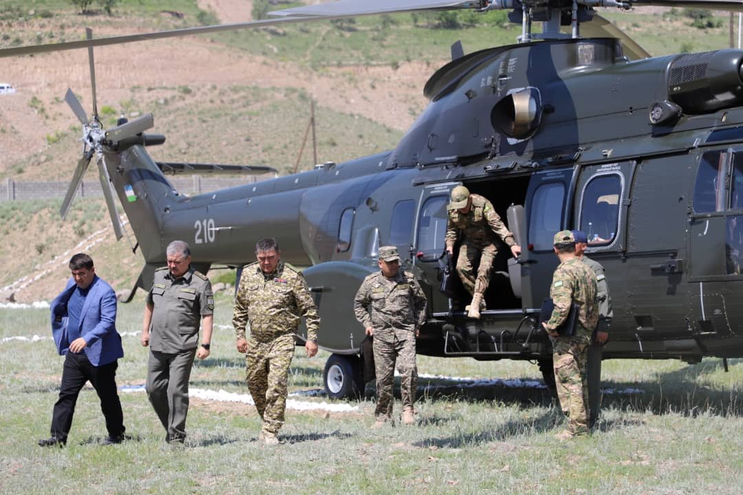 Главы СГБ и ГКНБ осмотрели на вертолете неописанный участок кыргызско-узбекской границы