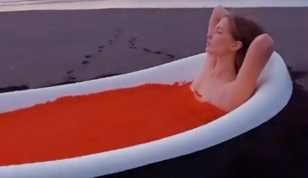 Россиянку захейтили за ролик, в котором она принимает ванну с икрой – видео