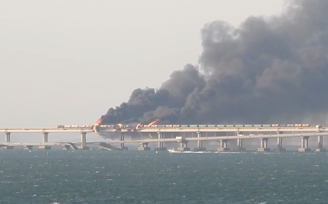 Крымский мост подорвали с помощью грузового автомобиля — видео