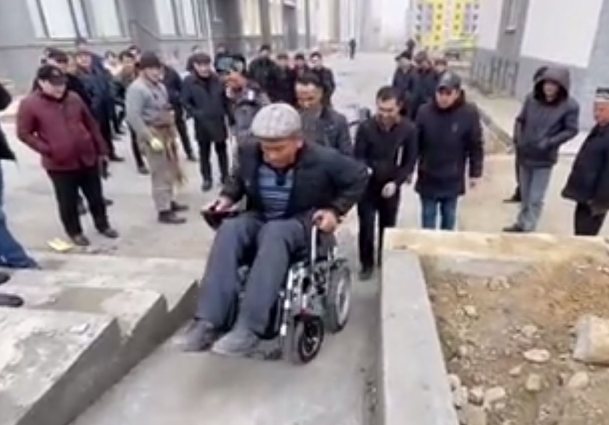 Хоким Андижанской области  испробовал на рабочих пандусы у новостроек — видео