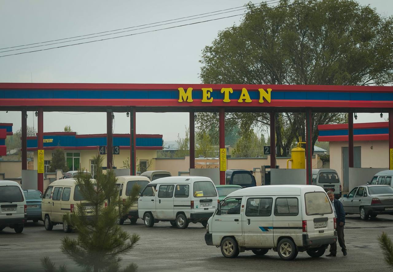 У узбекистанца украли передние фары с его «Дамаса» в очереди за метаном