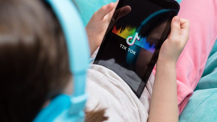 TikTok разрешит детям сидеть в сети не более часа в день