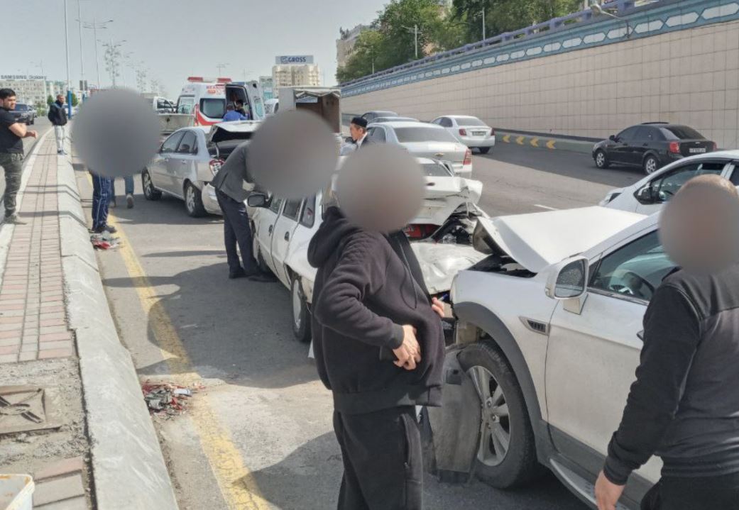 В центре Ташкента столкнулись четыре автомобиля, есть пострадавший (видео)