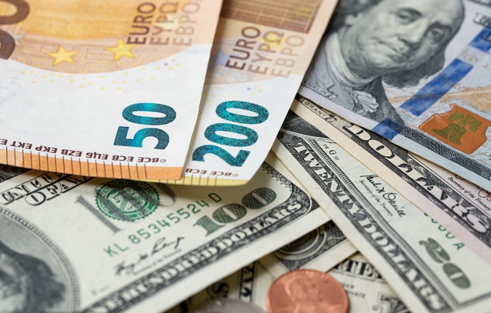 Курсы на 28 апреля: окрепли доллар и евро