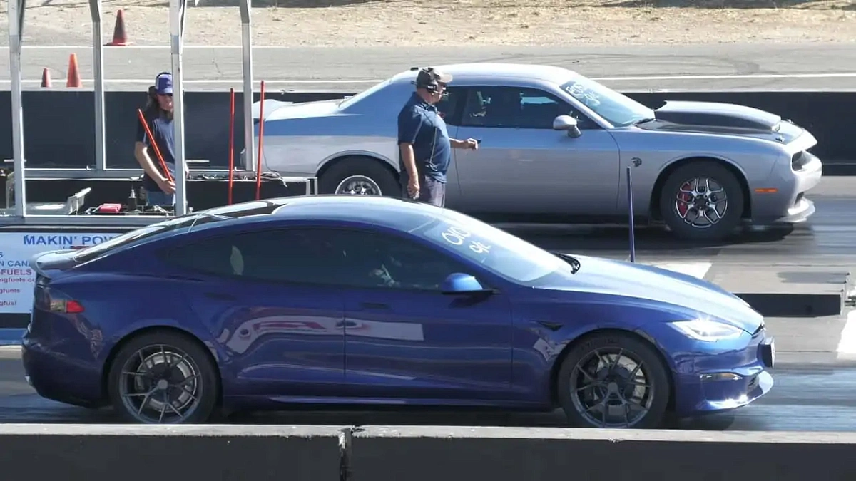 В гонке сравнили Tesla Model S Plaid против Dodge Challenger Hellcat на 1000 лошадей