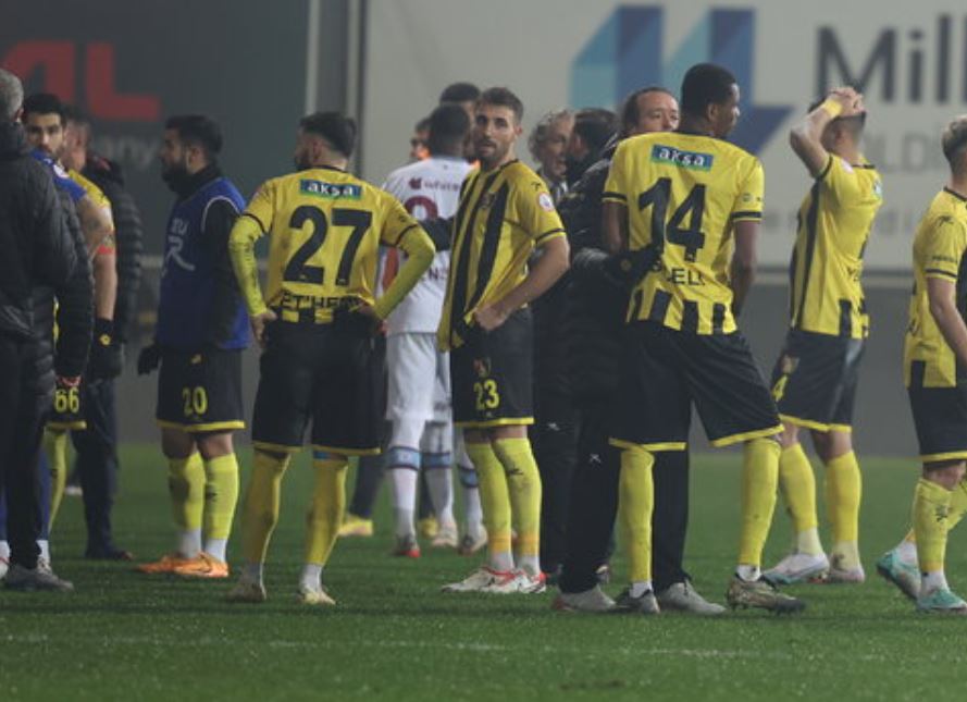 В Турции президент увел с поля своих футболистов, хотя они умоляли на коленях не делать этого