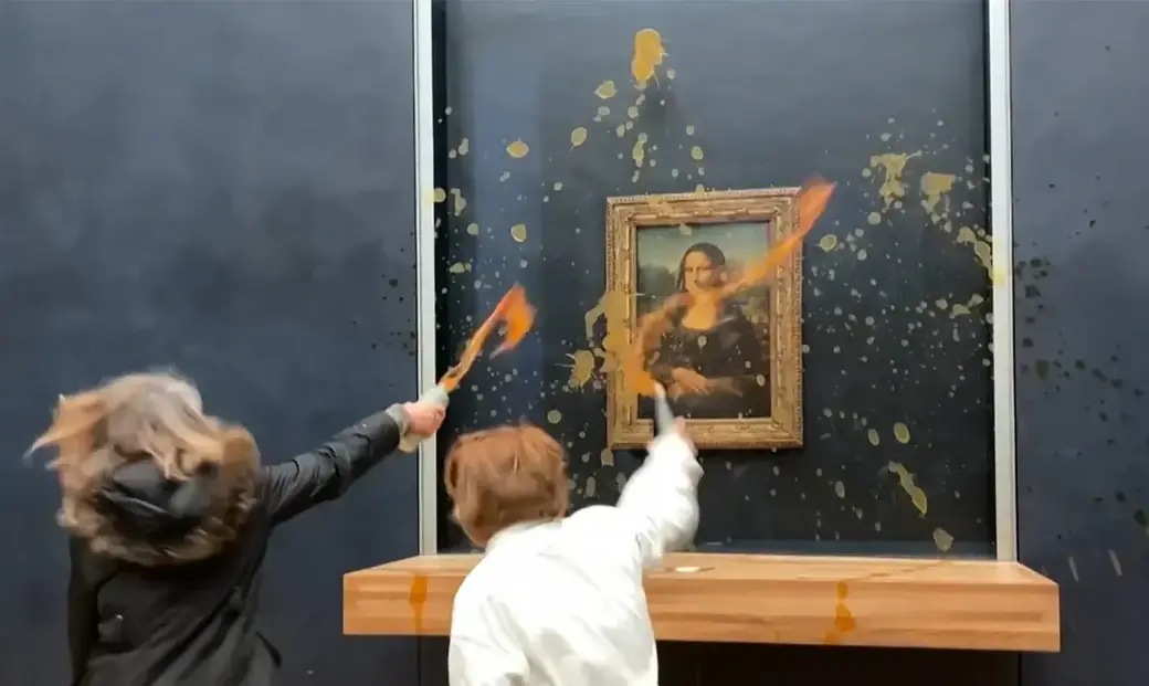 В Лувре экоактивисты облили супом картину Леонардо да Винчи «Мона Лиза»