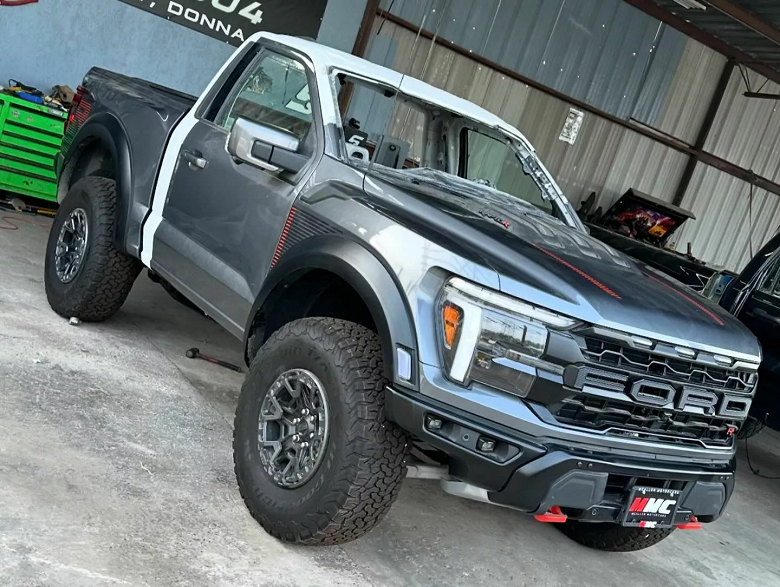 Тюнеры показали необычный короткобазный Ford F-150 Raptor R с двухместной кабиной