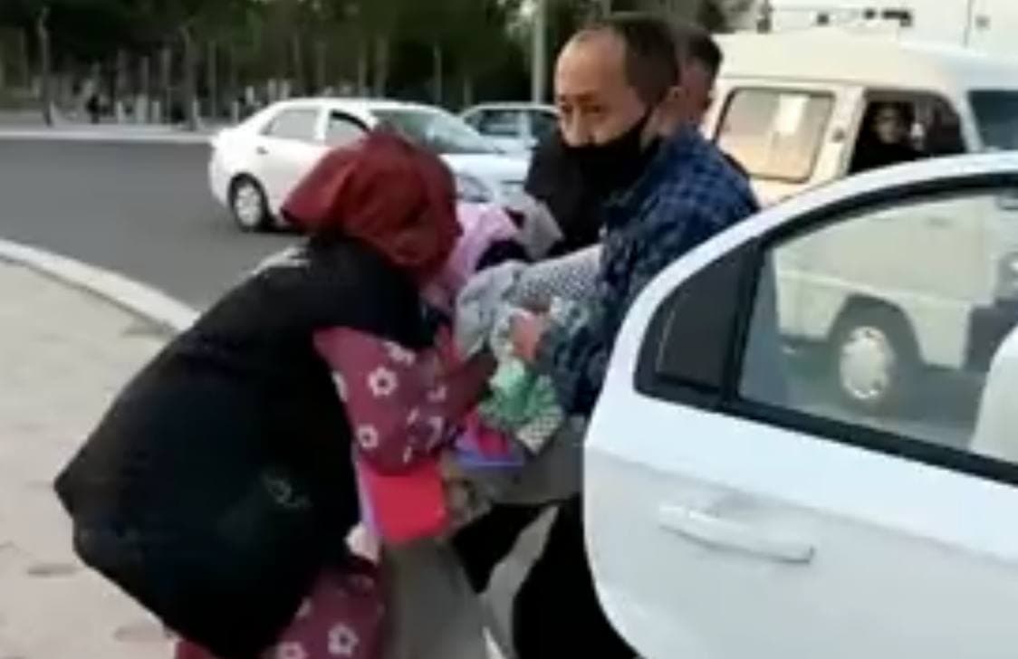 Глава ГНК Узбекистана прокомментировал видео, на котором налоговики протащили уличных продавщиц по земле 