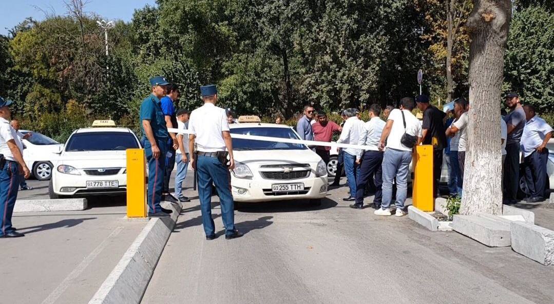 В аэропорту Ташкента «бомбилы» ударили охранника и закрыли въезд для официального такси