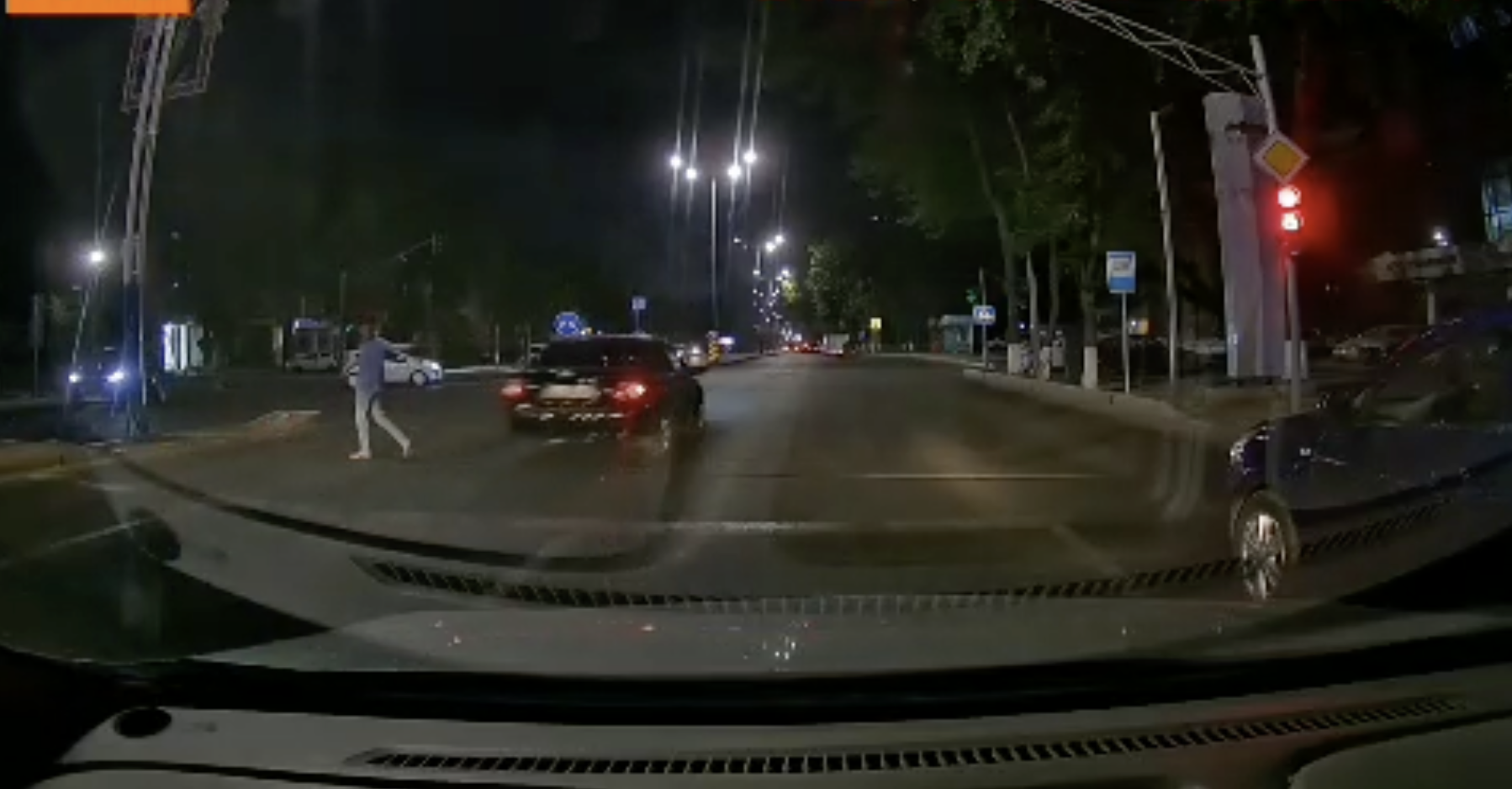 В Ташкенте водитель Nexia-3 проехал на «красный» и чуть не сбил пешехода (видео)