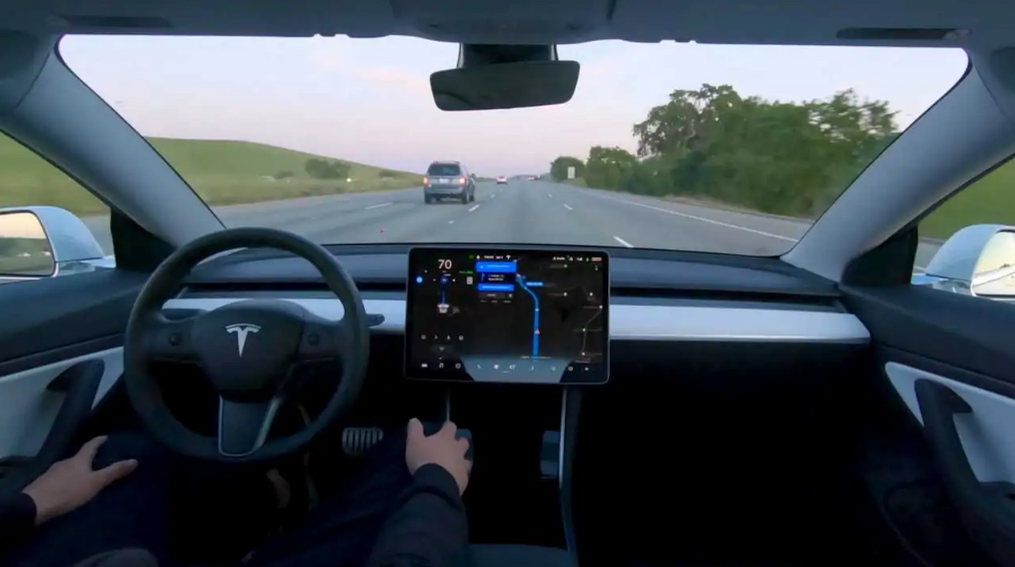 Tesla продолжает совершенствование своих автомобилей