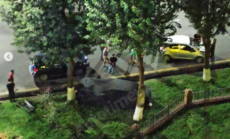 В Ташкенте роскошный BMW 850I угодил в автокатастрофу - фото