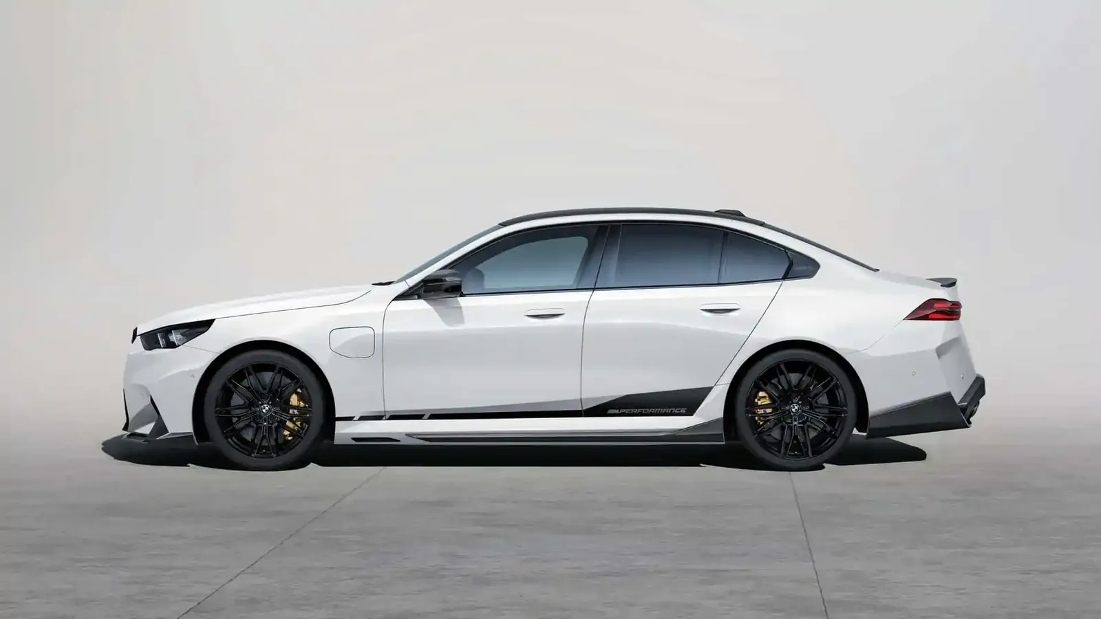 BMW презентовал новейшую M5 M Performance