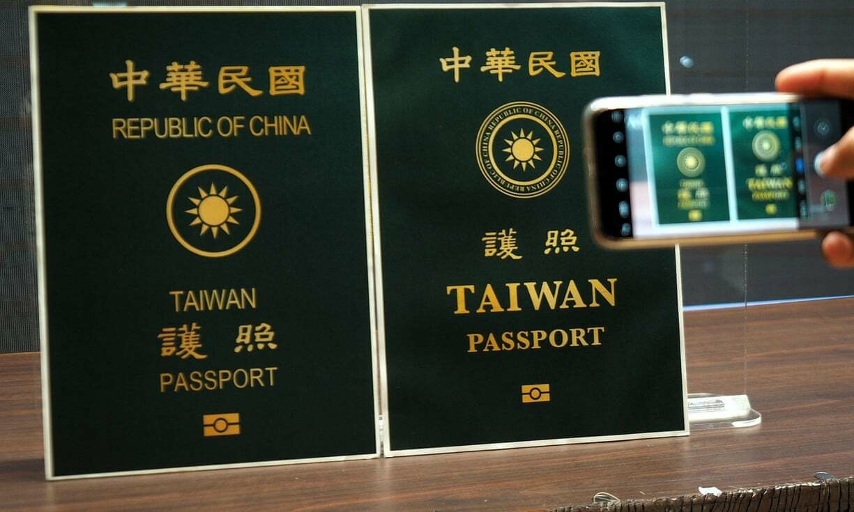 Тайвань изменил дизайн паспорта, чтобы его жителей не путали с гражданами КНР