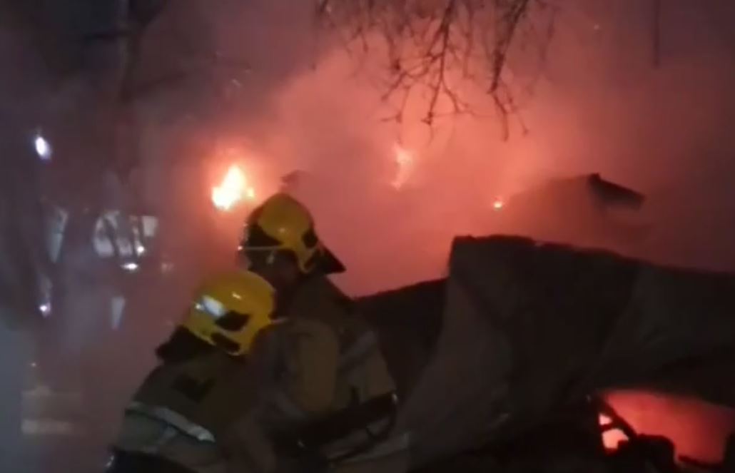 В Ташкенте ранним утром загорелся магазин — видео