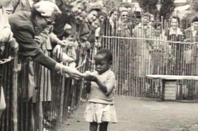 Bryussel shahridagi hayvonot bog'ida namoyish etilgan qora tanli qizcha. 1958-yil<br>