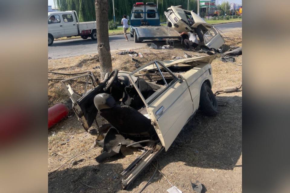 В Ташкенте в результате ДТП «Жигули» разорвало на две части
