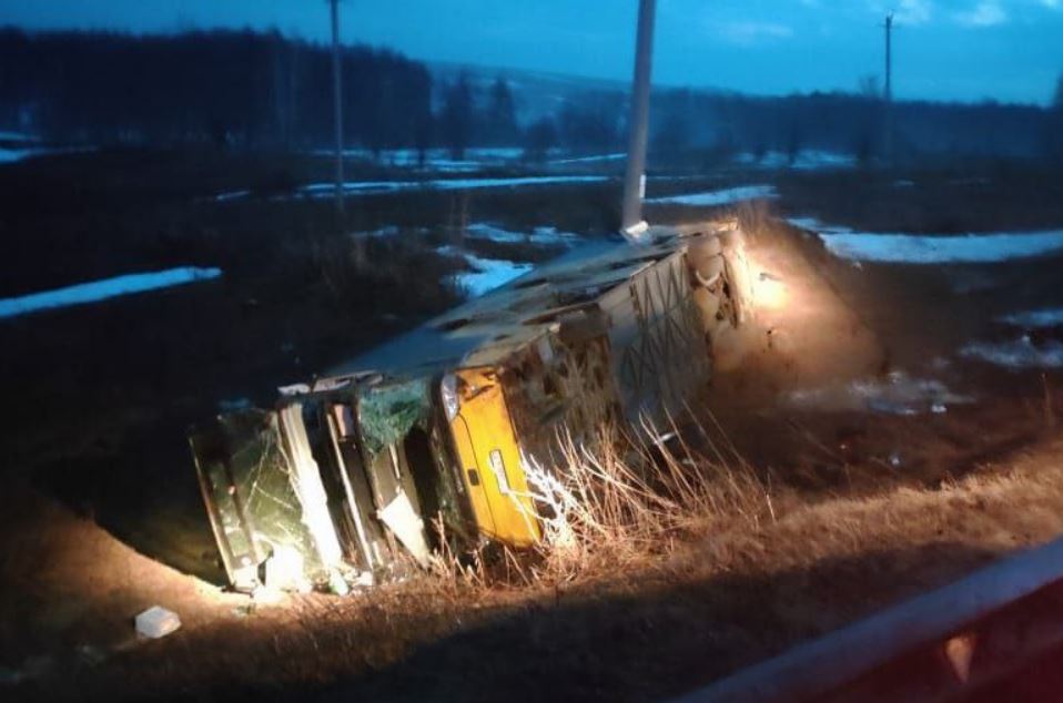 В России опрокинулся автобус, перевозивший узбекистанцев: есть погибшие и пострадавшие