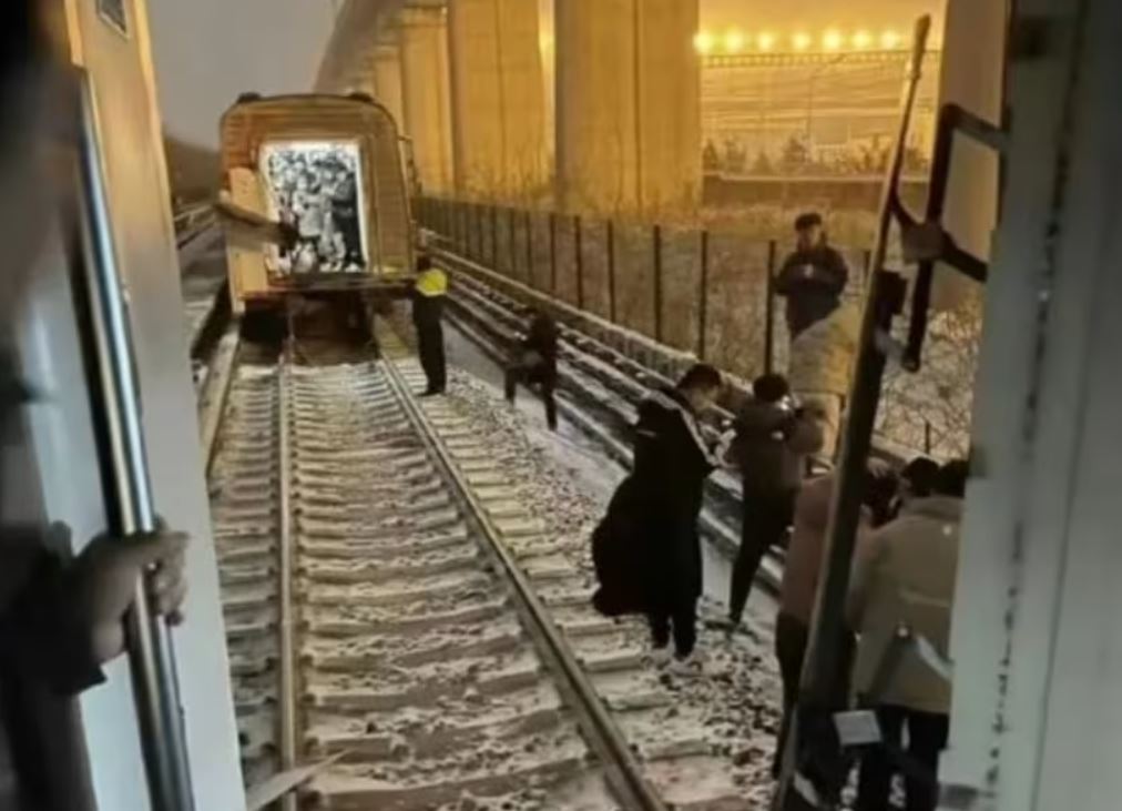 В Пекине из-за непогоды столкнулись поезда: пострадали более 500 человек 