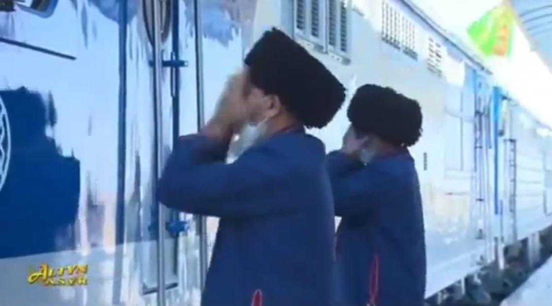Жители Туркменистана встретили новые локомотивы из России — с ритуалами и молитвами — видео