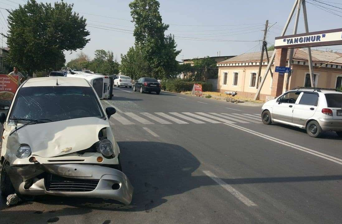 В Ташкенте перевернулся «Дамас» после столкновения с «Матизом - фото