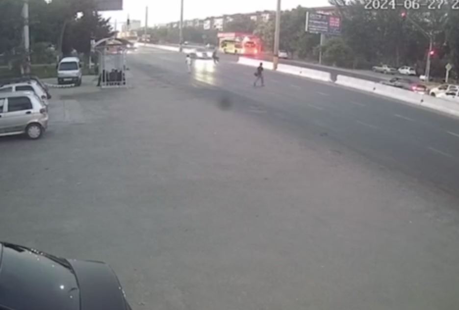 В Ташкенте школьники на Malibu сбили пешехода на светофоре
