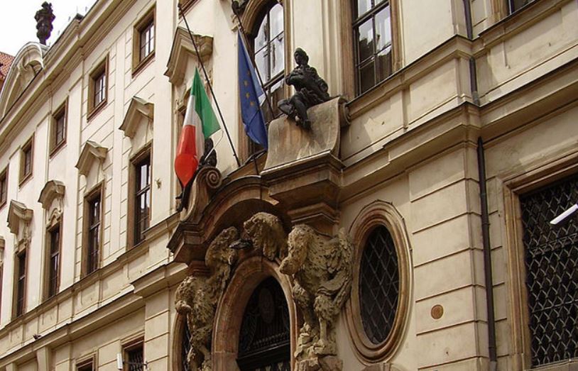 Италия и Латвия призвали своих граждан покинуть Россию
