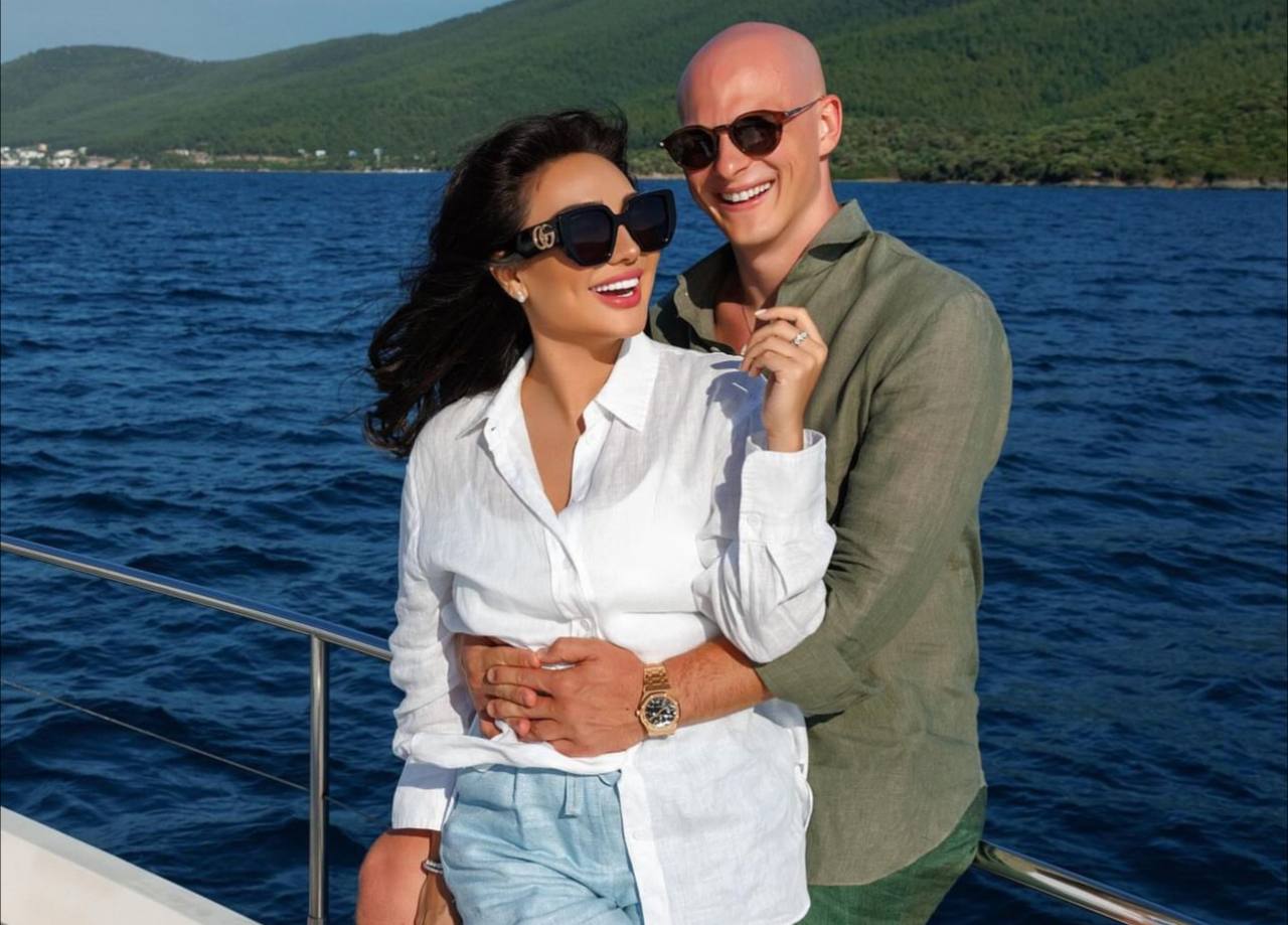 Муниса Ризаева отправилась на длительный отпуск с супругом