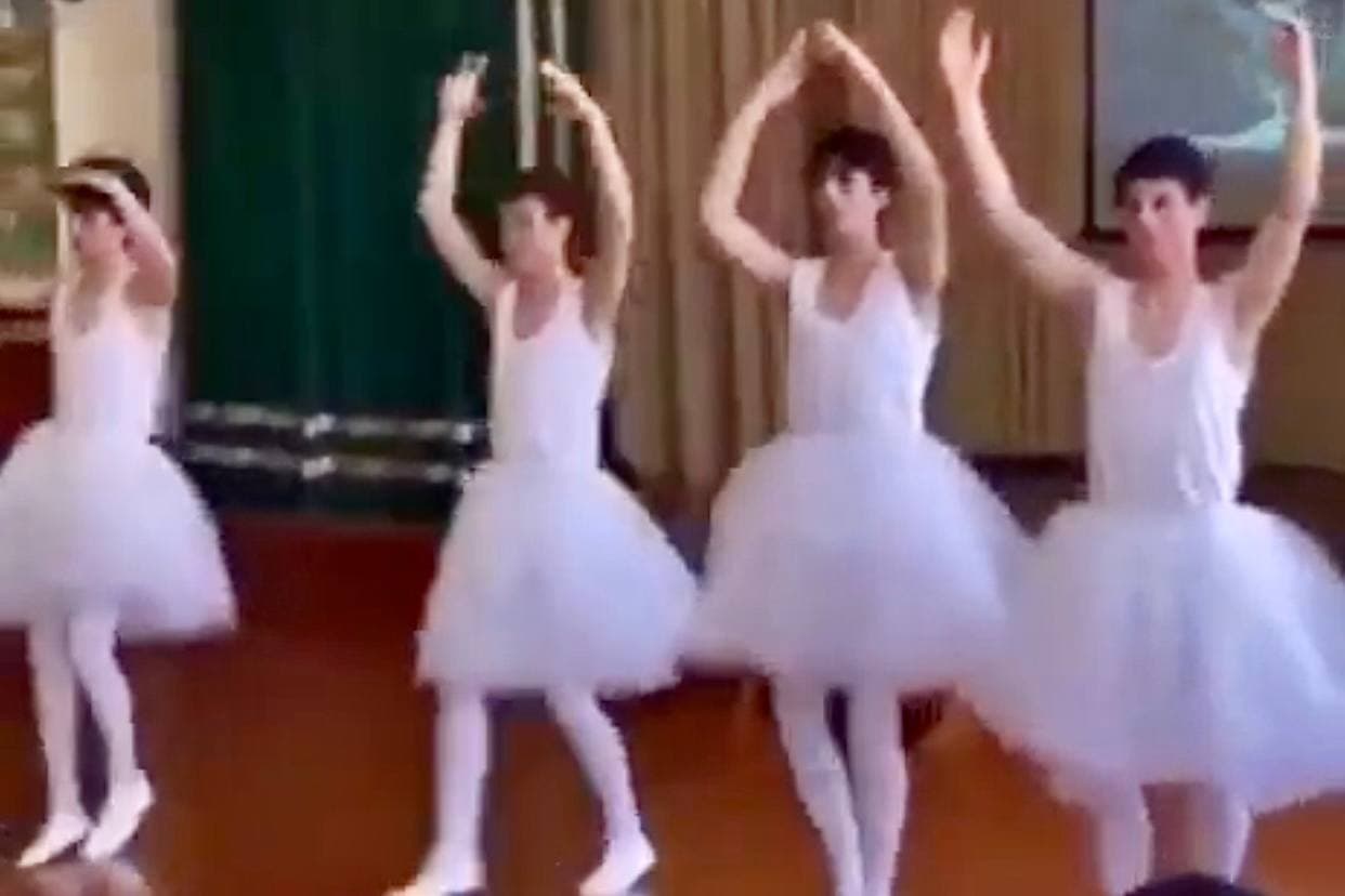 Школьники в Махачкале решили станцевать для одноклассников в балетных пачках, за что их затравили в социальных сетях – видео