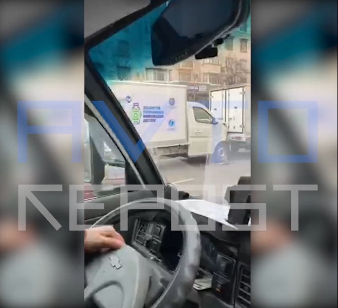 В Ташкенте несколько машин для перевозки вакцин врезались в ряд – видео