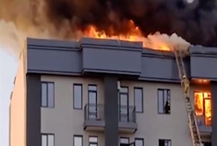 В Джизаке произошел крупный пожар в семиэтажном доме (видео)
