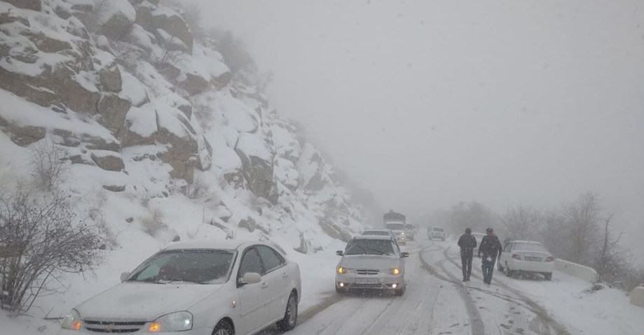 В Узбекистане из-за сильного снегопада временно закрылся один из перевалов