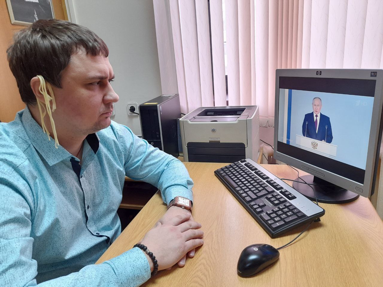 Российский депутат посмотрел послание Путина с лапшой на ушах (видео)
