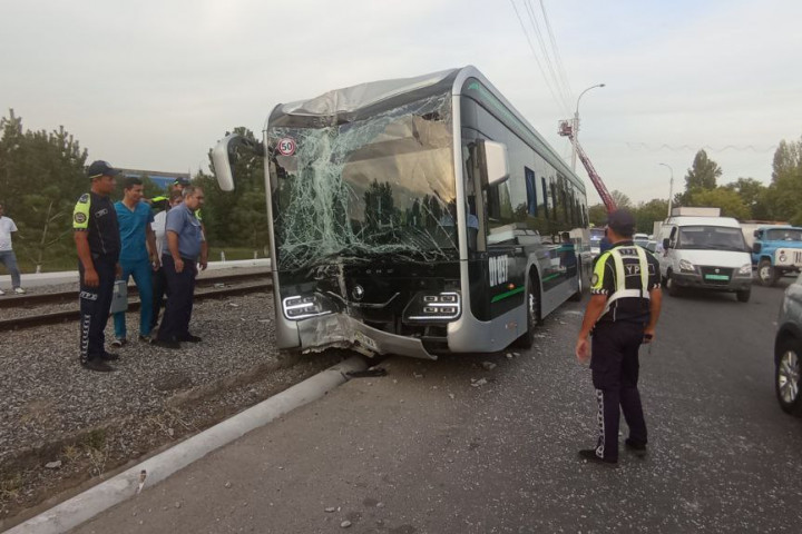 На Бектемире электробус влетел в столб, пострадали водитель и пять пассажиров 