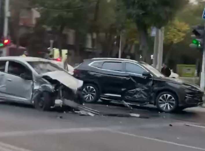 На Чиланзаре столкнулись три автомобиля, пострадали два человека