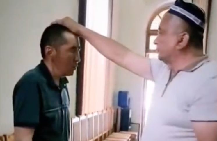 В Узбекистане появился врач, который лечит пациентов плевками и щелбанами