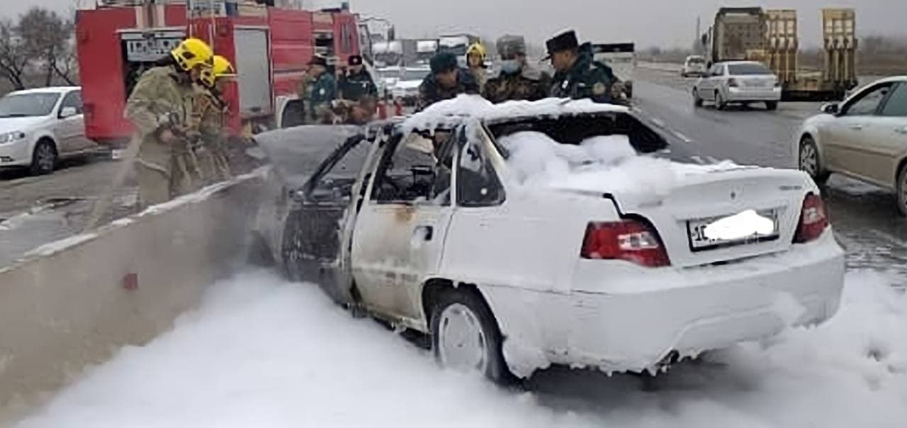 В Джизакской области сгорела «Нексия» - на переднюю часть машины можно не рассчитывать