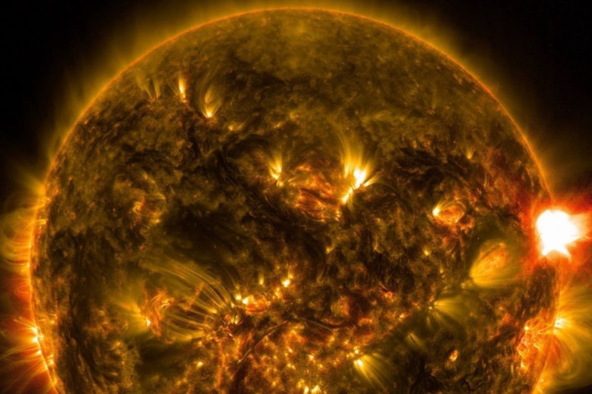 На Солнце зафиксировали две вспышки предпоследнего класса мощности