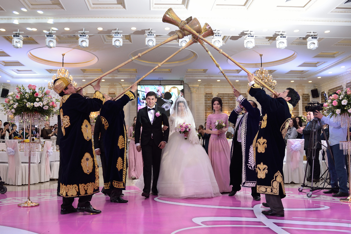 Узбекская молодежь захотела оставить проведение свадеб на 30 человек
