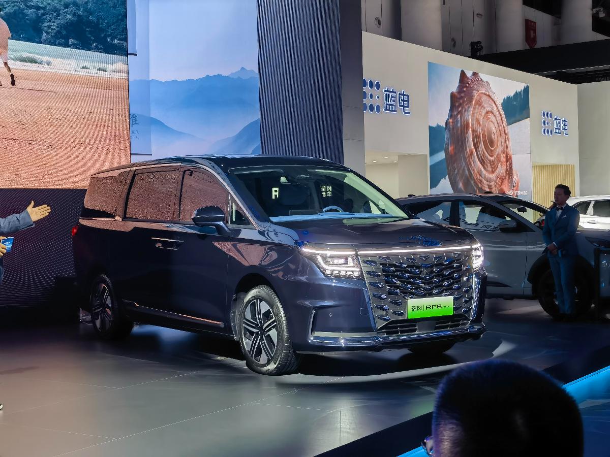JAC презентовал роскошный минивэн Refine RF8