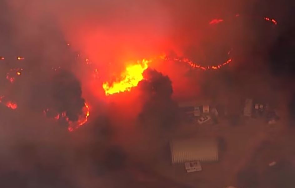 В Калифорнии массово эвакуируют людей из-за лесного пожара