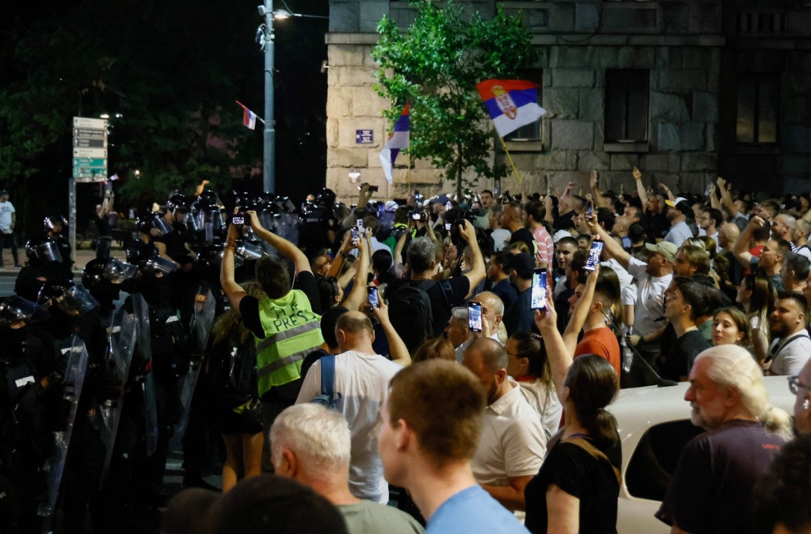 В Сербии произошли массовые столкновения между оппозицией и сторонниками президента