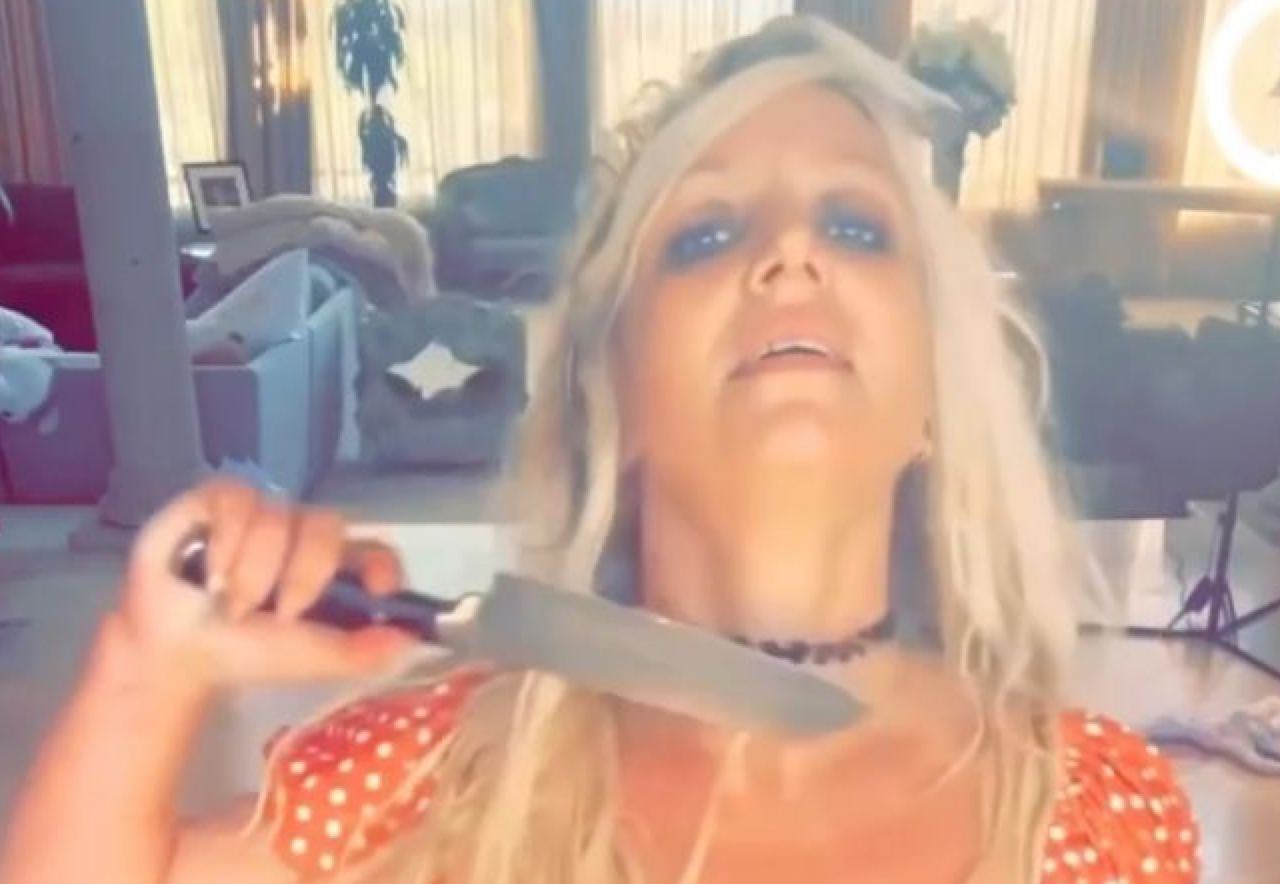 Бритни Спирс снова станцевала с кухонными ножами