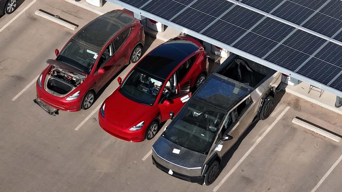 Первый выпущенный серийный Tesla Cybertruck заметили на одной из парковок