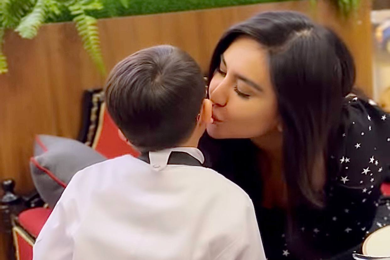 Сестренка Мунисы Ризаевой поцеловала в щеку местного «Хасбика»