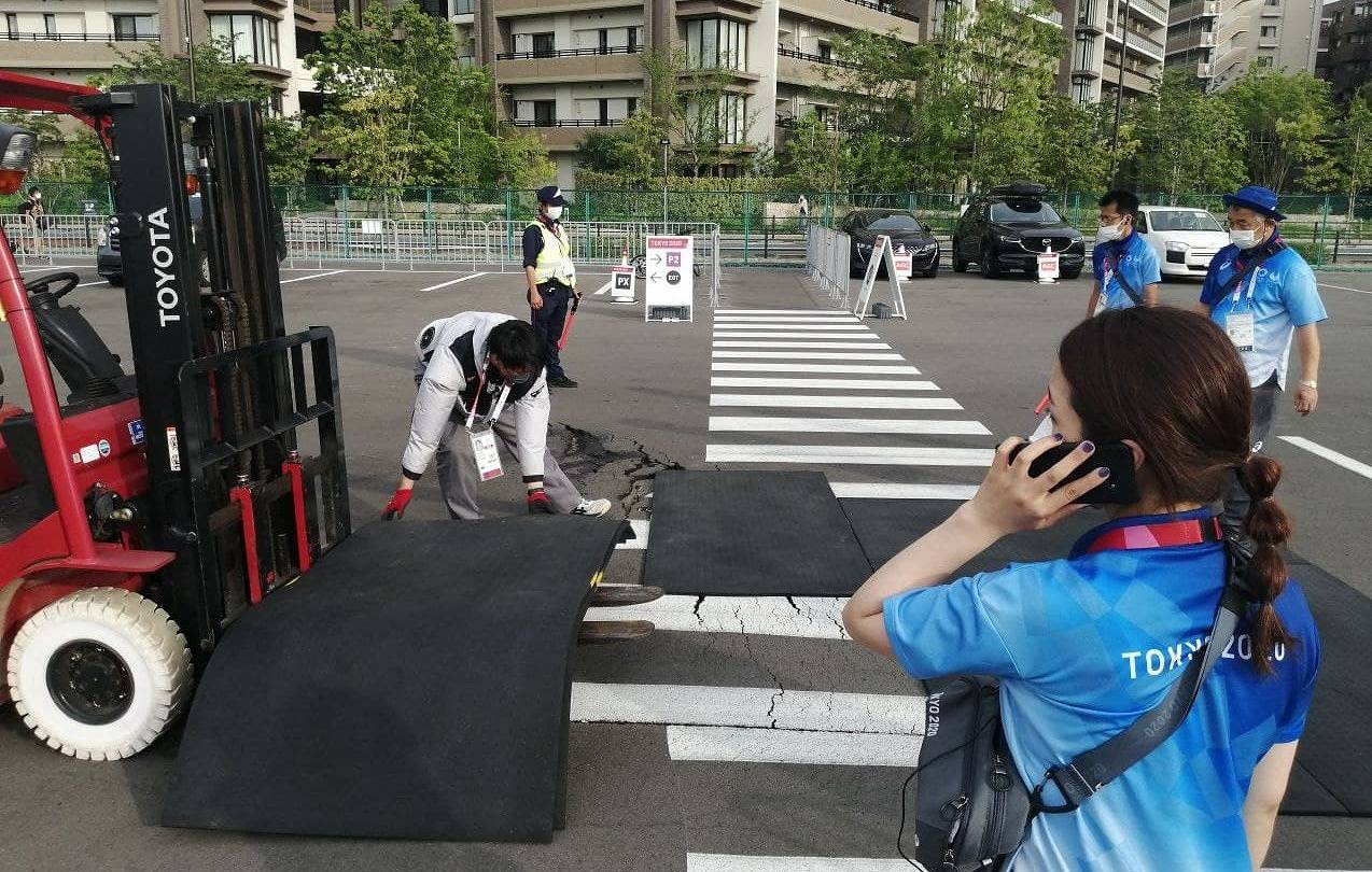 Возле олимпийского гимнастического центра Ariake в Токио начал разрушаться асфальт