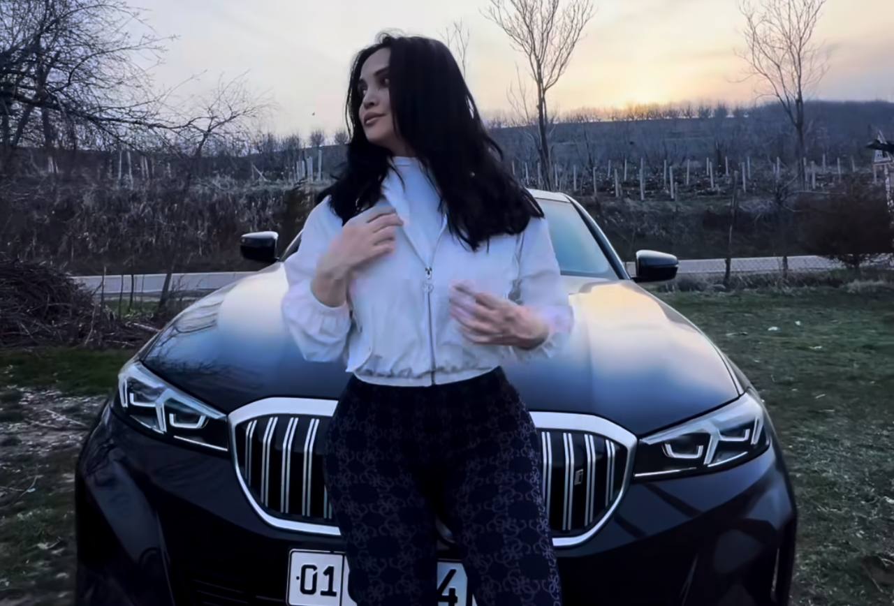 Луиза Расулова сняла видео на фоне ее нового авто BMW i3
